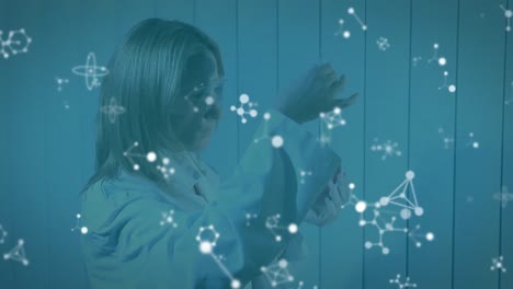 animación de moléculas sobre una trabajadora de laboratorio caucásica