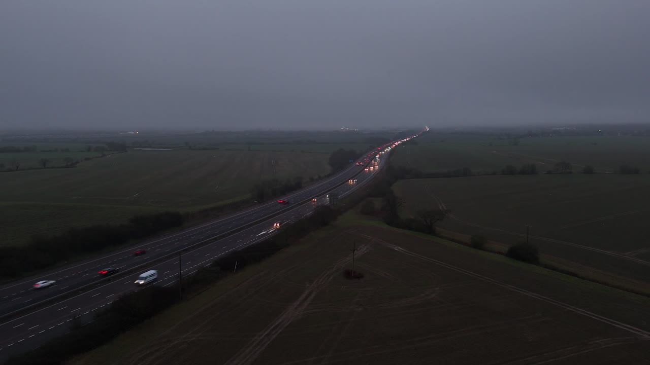 m11 고속도로 에섹스, 영국, 안개 운전 조건, 드론, 항공기