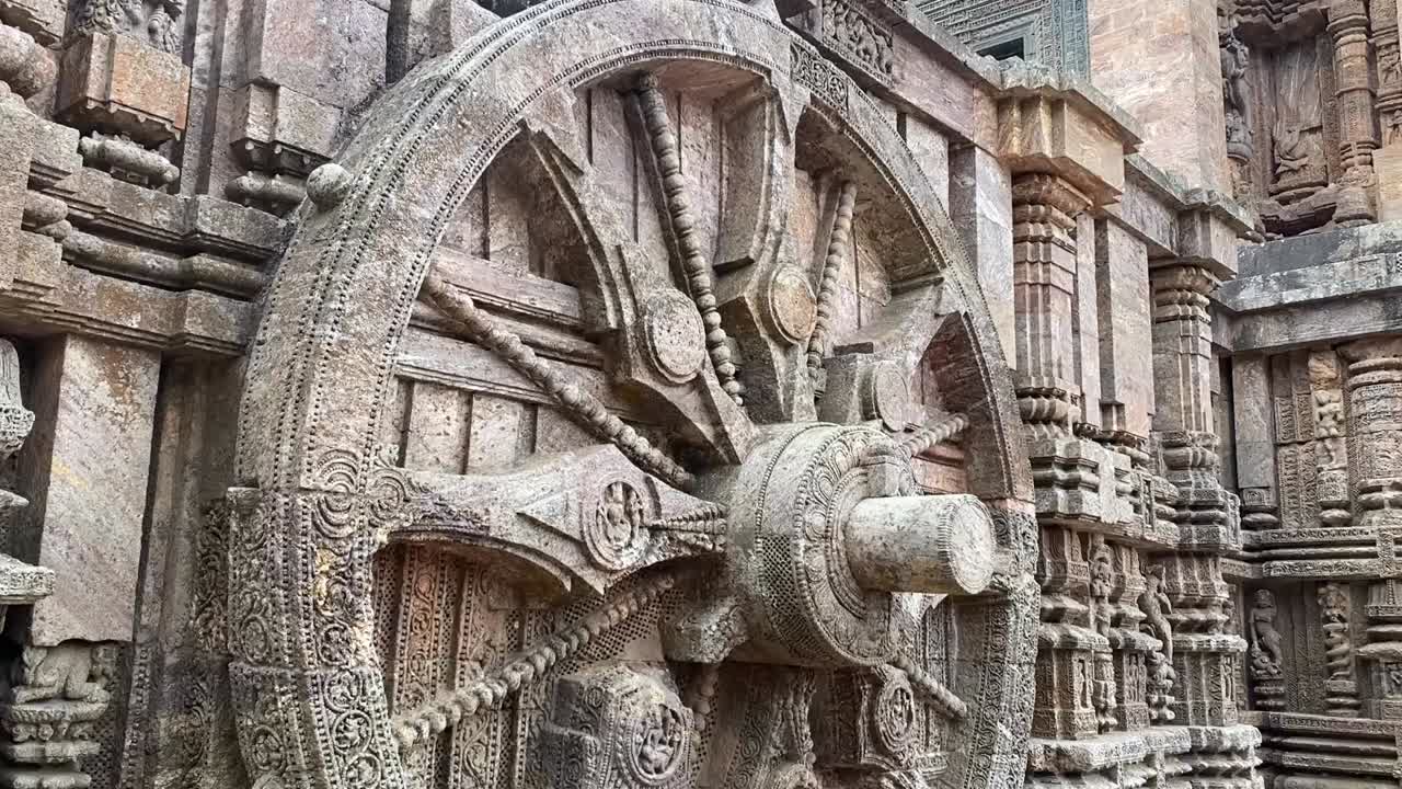 tallas en la rueda de piedra en el antiguo templo surya hindú de konark, odisha, india