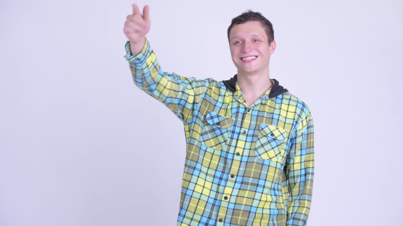 joven feliz y guapo hombre hipster