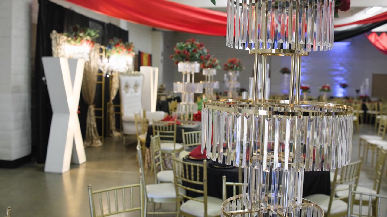 Een decoratief ornament en een pronkstuk voegen een elegant detail toe aan een gedekte tafel op een quinceañera-receptie.
