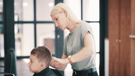 Ein-Junge-Vergisst-Nie-Seinen-Ersten-Gang-Zum-Friseur