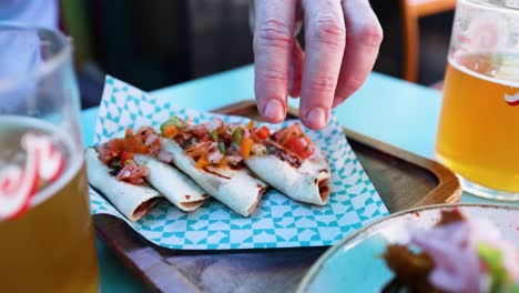 persona comiendo tacos con cerveza en londres