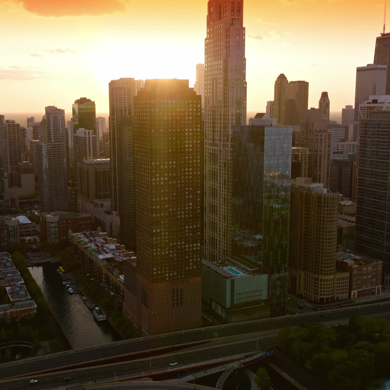 Sol brilhante sobre a deslumbrante Chicago, Illinois, EUA. Arranha-céus maravilhosos sob os raios do pôr do sol. Vista superior