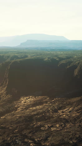 desierto rocoso en el dramático amanecer