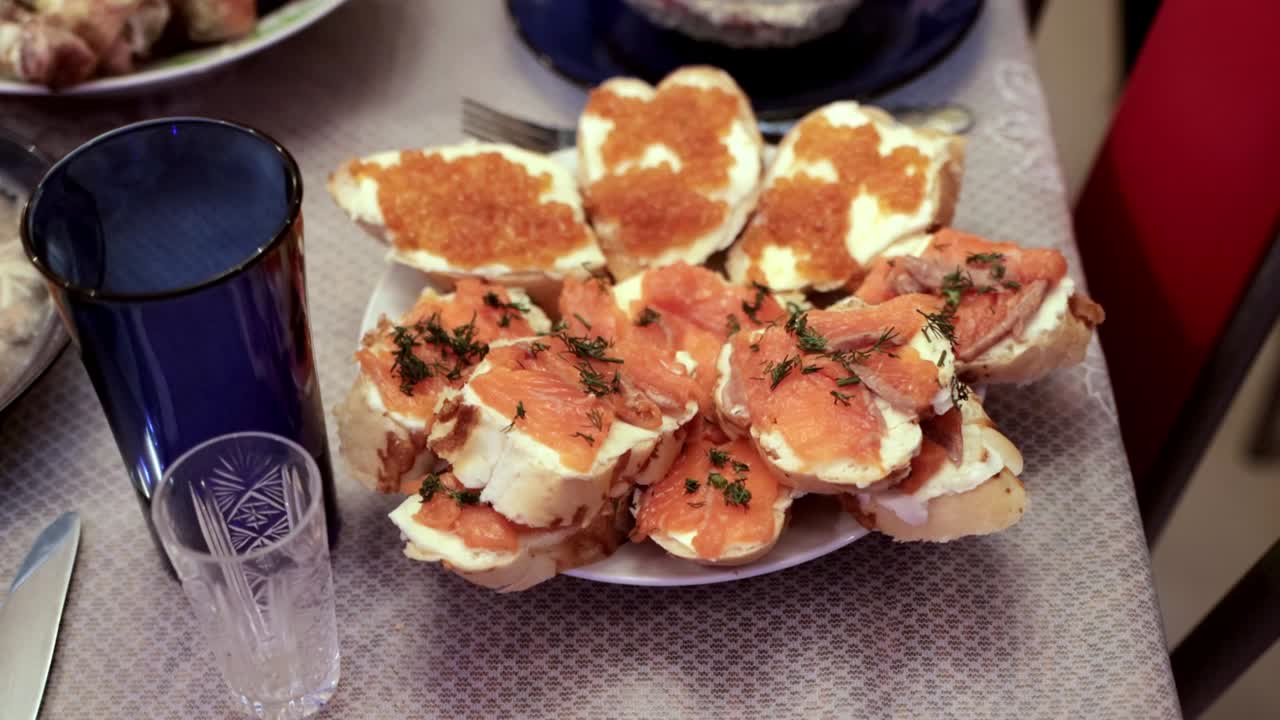 테이블에 축제 요리, 카비아르와 은 물고기 샌드위치. 근접