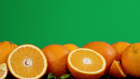 naranjas enteras y cortadas frescas giran lentamente.