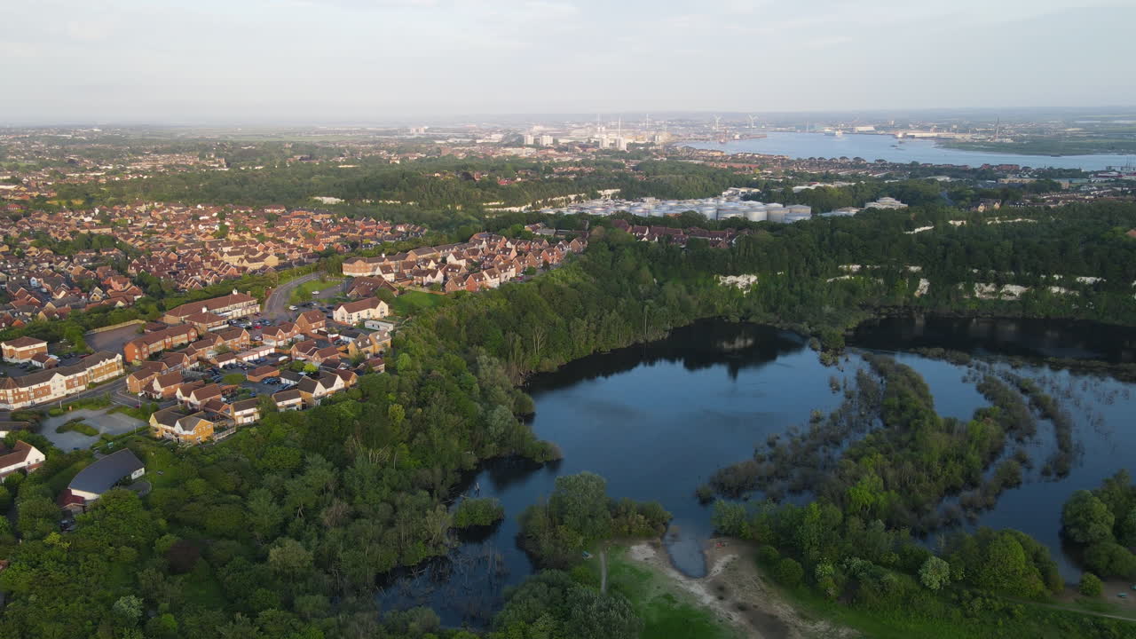 울창한 초록색, 조용한 호수, 주변 주택이 있는 차포드 협곡 자연 공원, 공중 풍경