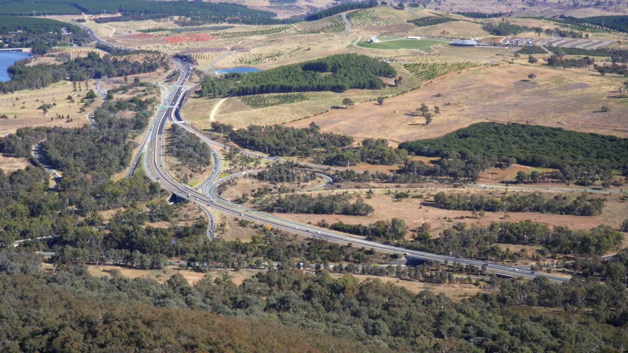 tráfico diurno en la concurrida carretera en canberra, australia