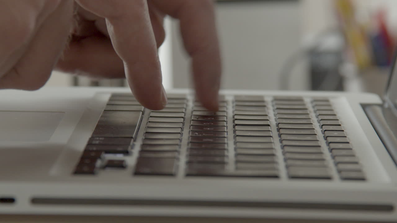 검지 손가락만으로 노트북에 빠르게 타이핑하는 손