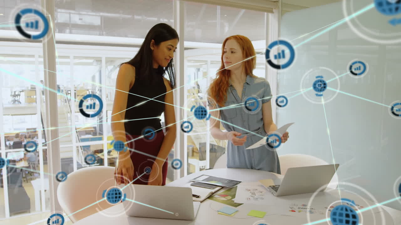 animación de una red de iconos digitales contra dos mujeres diversas discutiendo en la oficina