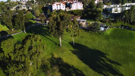 vista aérea de aviones no tripulados del campo de golf de mission trails