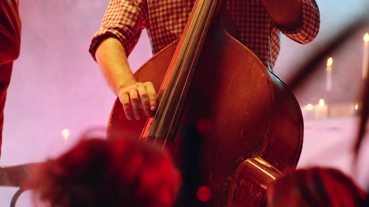 Giovane gruppo musicale che si esibisce in uno spettacolo dal vivo.