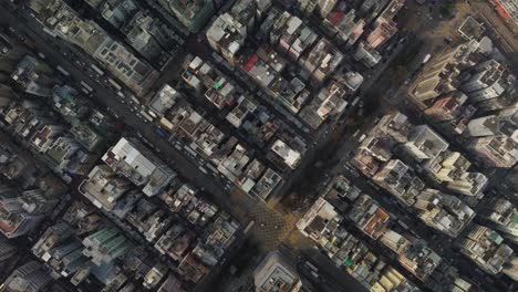 tiro de drone hacia abajo de edificios y revelación de montañas en hong kong