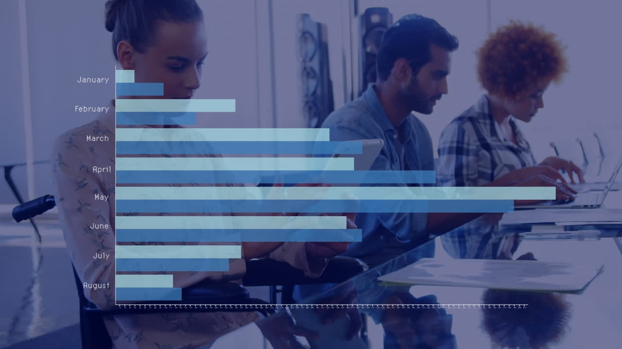 animación del procesamiento de datos financieros sobre diversas personas de negocios