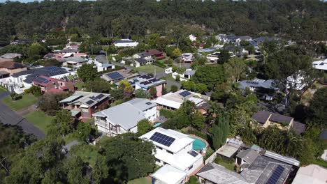 Drohne-Fliegt-über-Einem-Wohngebiet-In-Australien-Und-Zeigt-Sonnenkollektoren-Auf-Den-Dächern