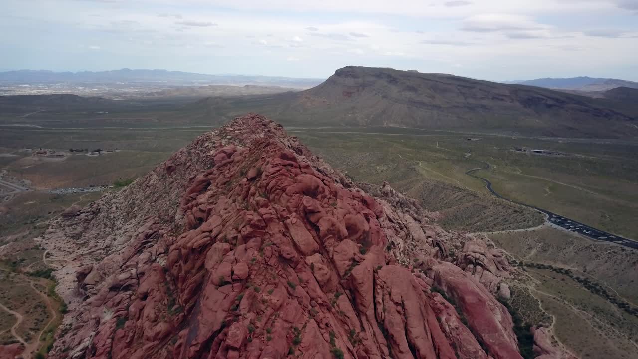 espectacular antena 4k volando alto sobre una cresta en red rock canyon nevada