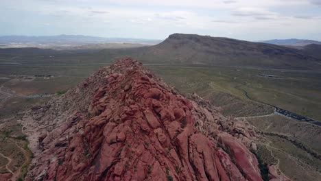 espectacular antena 4k volando alto sobre una cresta en red rock canyon nevada