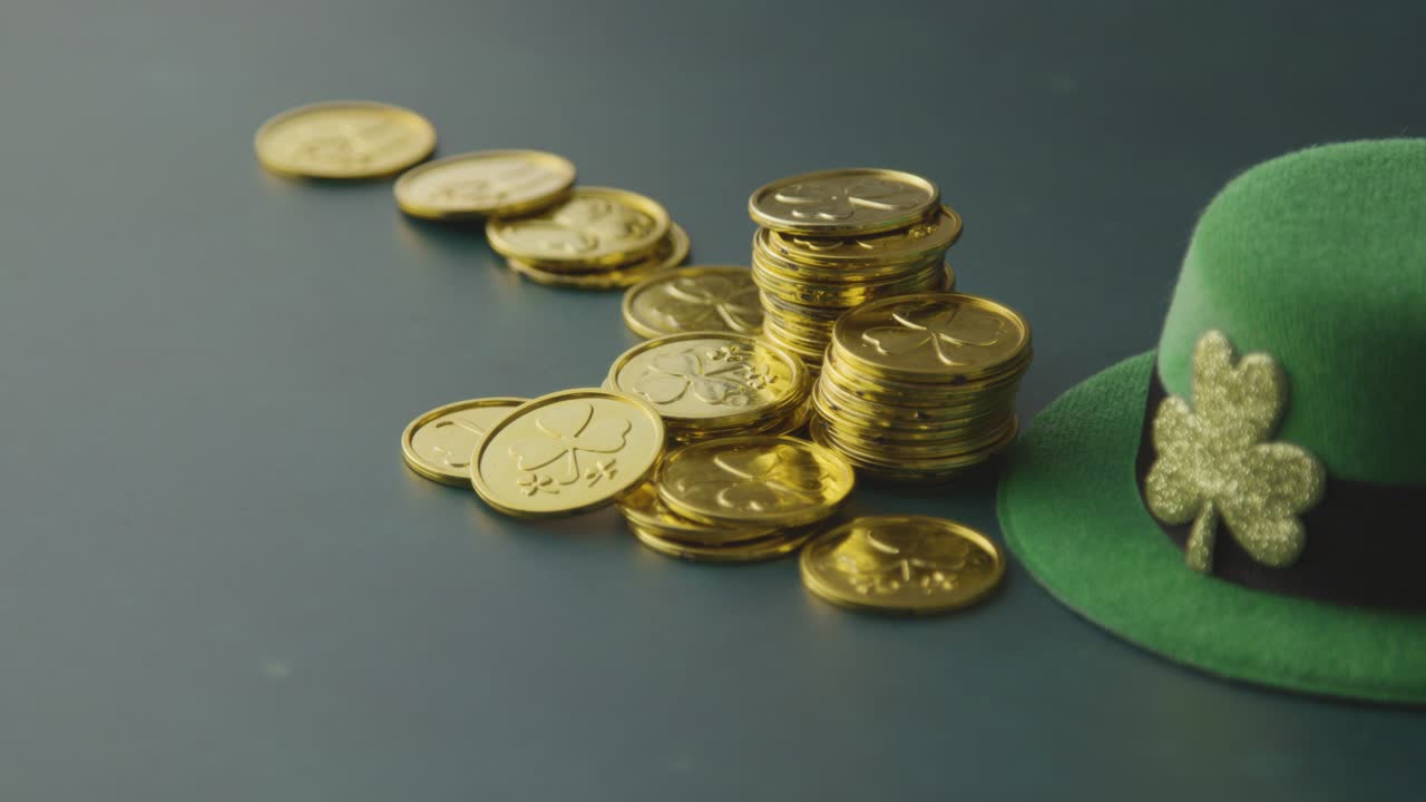 foto de estudio de sombrero de copa de duende verde y montones de monedas de oro para celebrar el día de san patricio 1