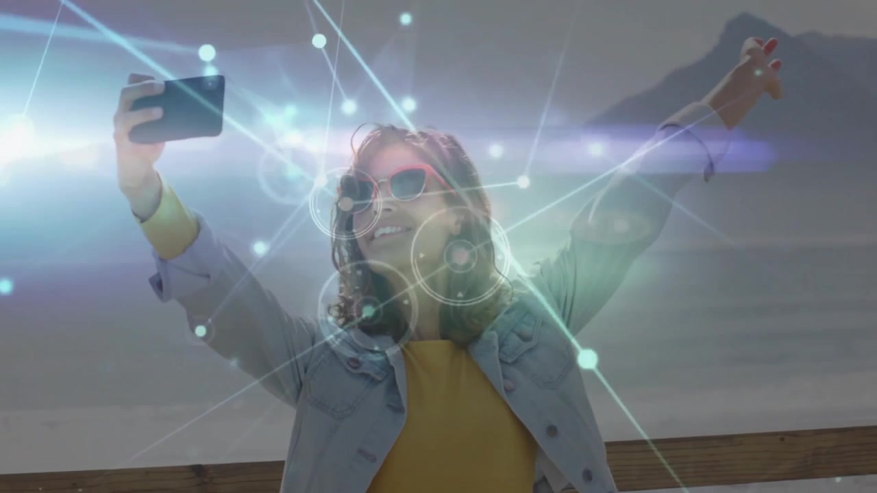 Donna che si scatta un selfie con lo smartphone mentre la grafica di rete svanisce sul ponte creando una connessione tecnologica