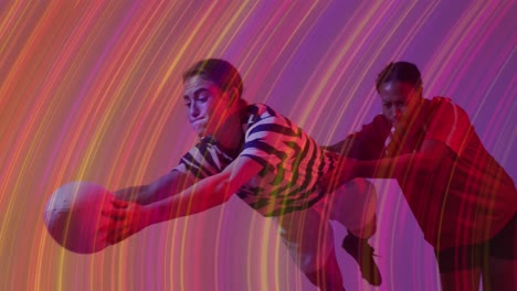 animación de senderos de luz sobre jugadoras de rugby en fondo de neón.