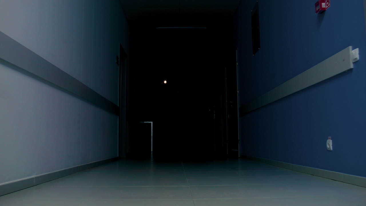 복도에서 일하는 제복을 입은 남자