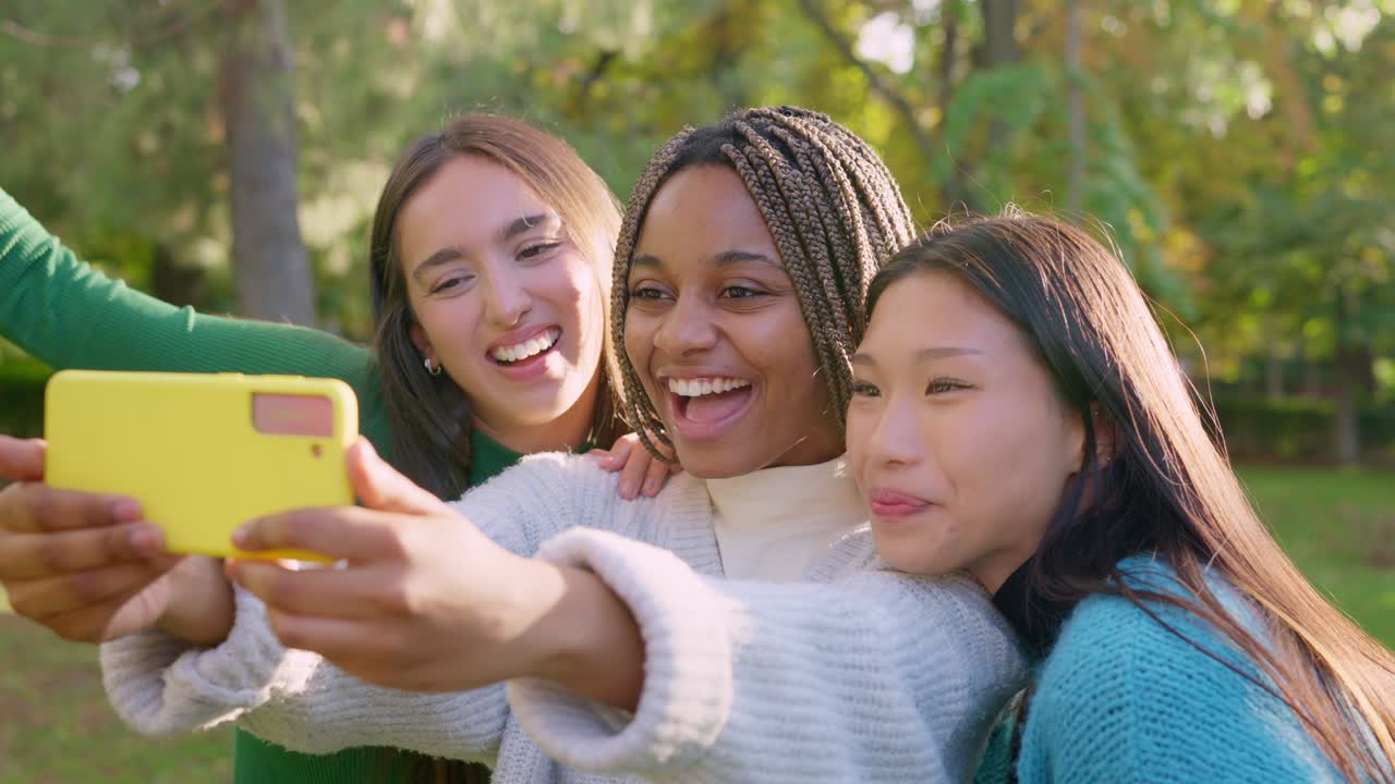 행복한 친구들이 야외에서 셀피를 찍고 있습니다.
