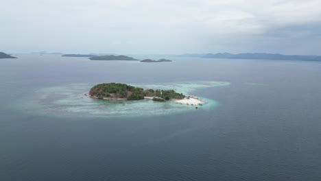 Amplia-Vista-De-Drones-De-Pass-Island-En-Coron,-Filipinas