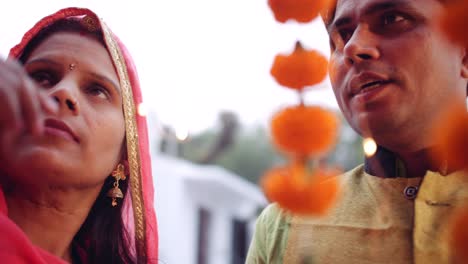 la pareja celebra un colorido diwali rangoli - rojo rosa naranja verde