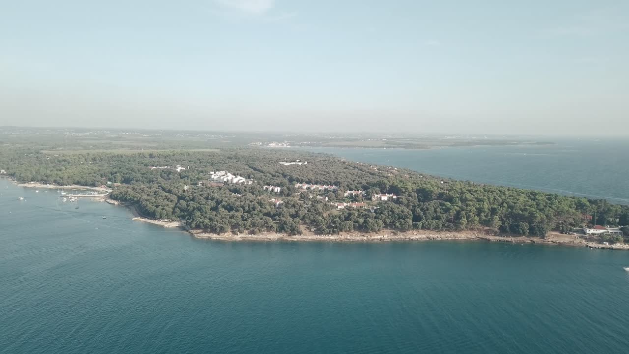 imágenes de drones con colores degradados sobre las playas y los mares de croacia