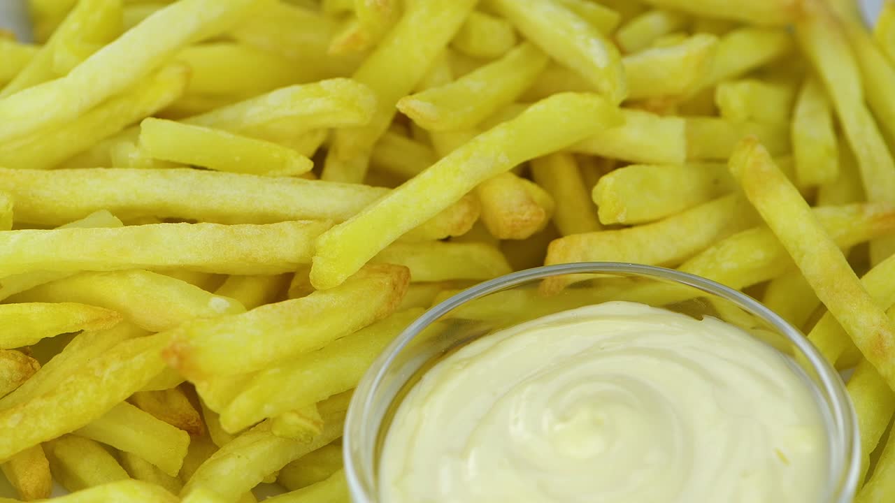 Patatine fritte su un piatto rotante (in loop senza soluzione di continuità)