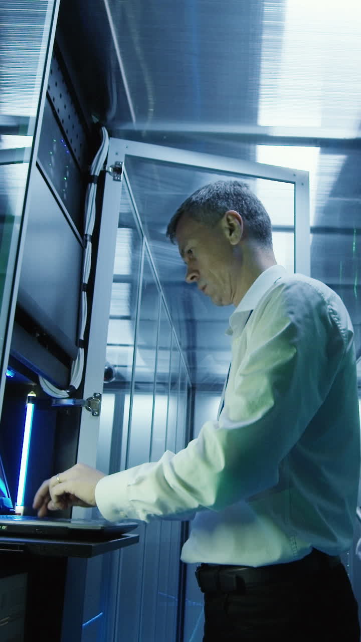 técnico informático trabajando en una sala de servidores