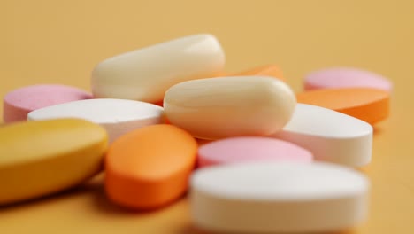 variedad de pastillas de colores