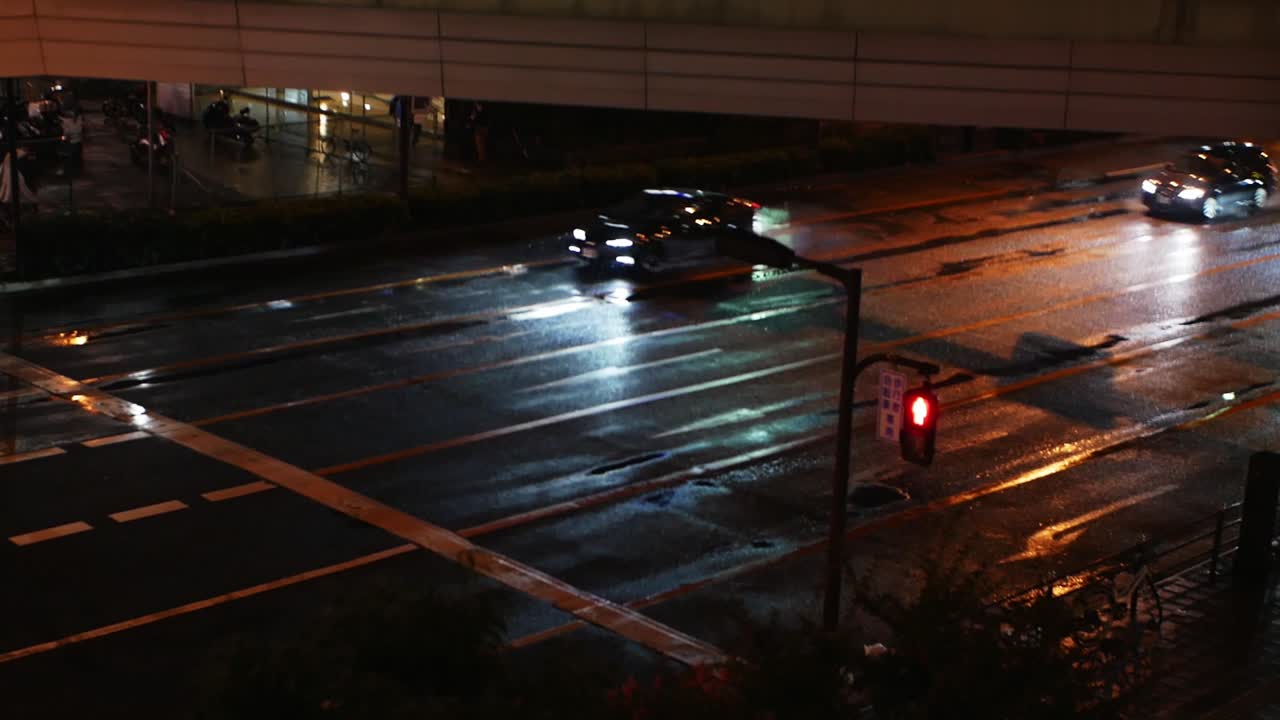 밤의 비가 내리는 도시 교통 | 불이 켜진 거리의 자동차 | 오사카 일본