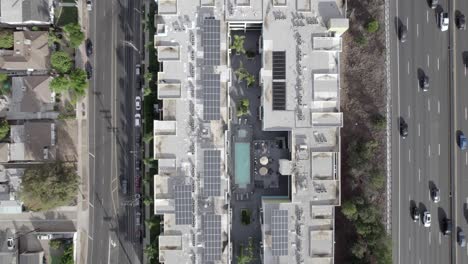 Vista-Aérea-De-Arriba-Hacia-Abajo-Del-Complejo-De-Apartamentos-Del-Proyecto-Solar-Encino-Sobre-El-Bloque-De-Viviendas-En-La-Azotea