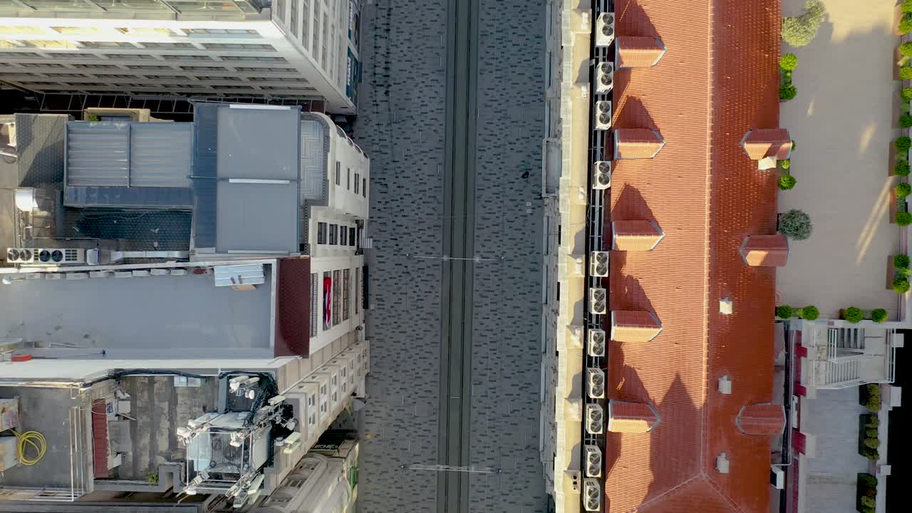 avenida istiklal, taksim beyoglu, con un avión no tripulado de estambul sin gente, el toque de queda de la pandemia de covid-19 en la calle istiklal.