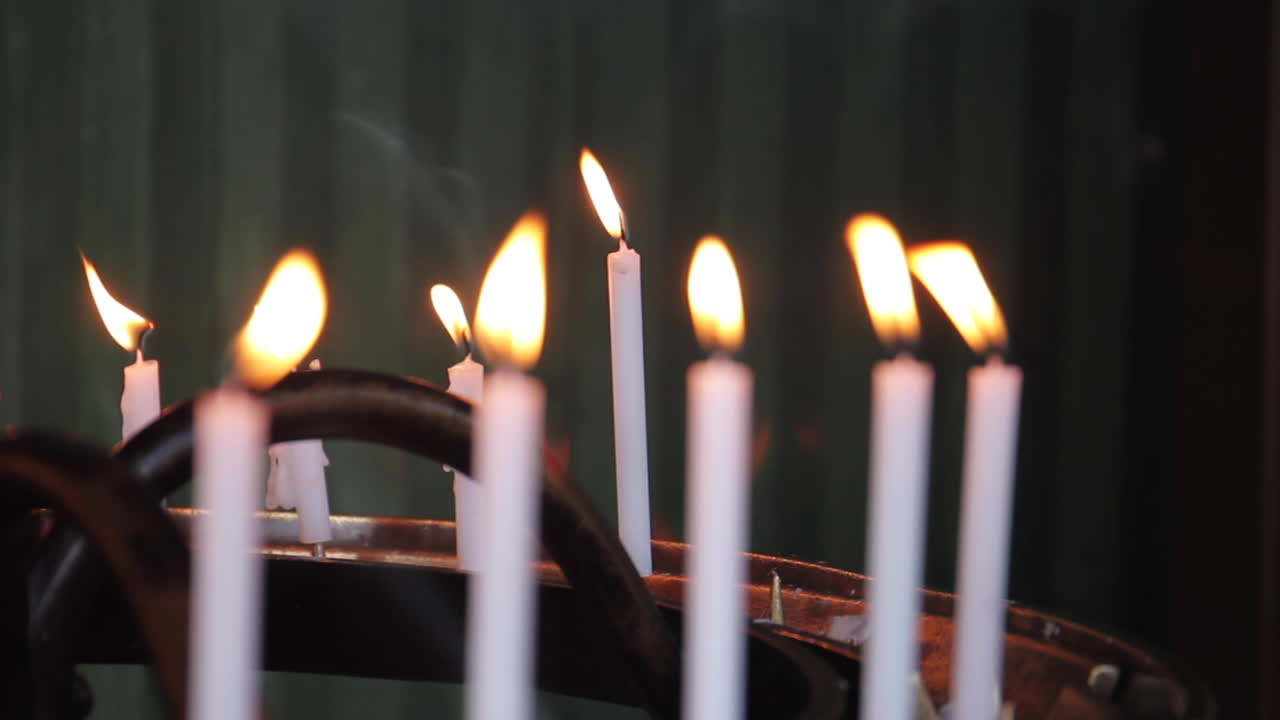 velas ardiendo en el santuario del templo budista en japón