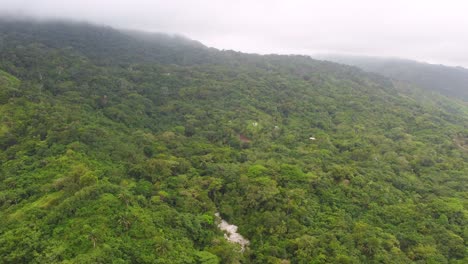 Bosque-Tropical-De-Santa-Marta-Durante-La-Temporada-De-Lluvias-En-Colombia,-Plataforma-Rodante-Aérea-En-Toma