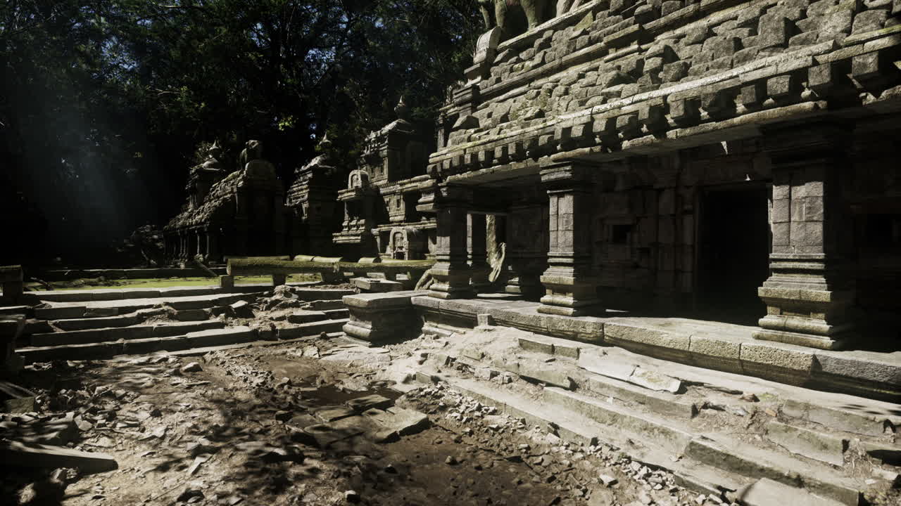 ruinas de antiguos templos de piedra en la selva