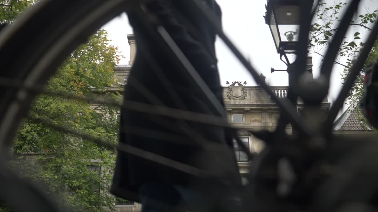 암스테르담의 행인들과 관광객들