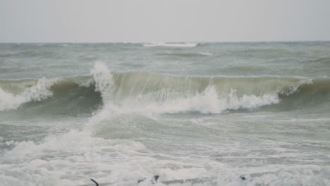 Olas-Extremas-Corriendo-Y-Rompiendo-En-La-Orilla