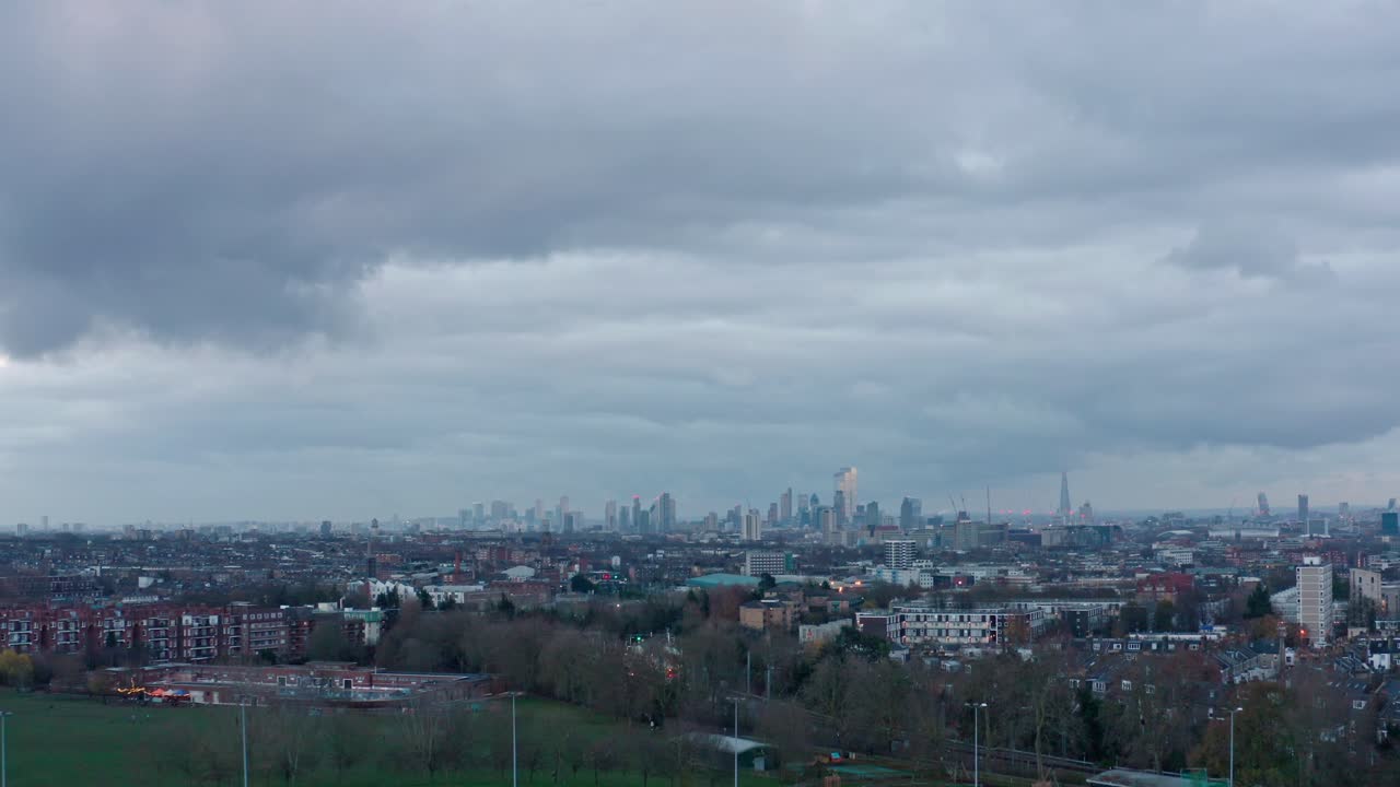 주거용 건물을 통해 북쪽에서 런던 마천루 스카이라인을 향해 공중 드론 촬영