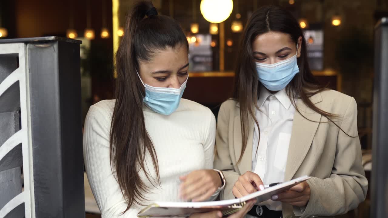 dos mujeres en un café discutiendo