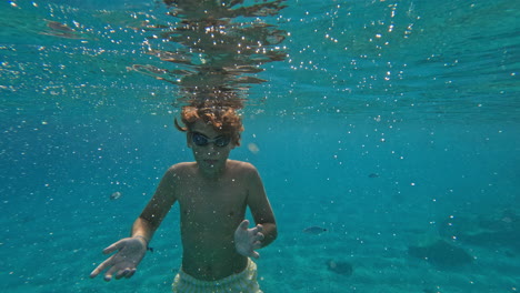 Adolescente-Se-Sumerge-Bajo-El-Agua-Y-Saluda