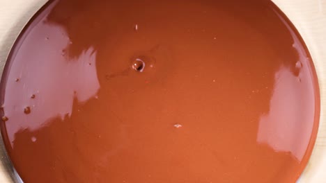 el chocolate se vierte y se extiende suavemente