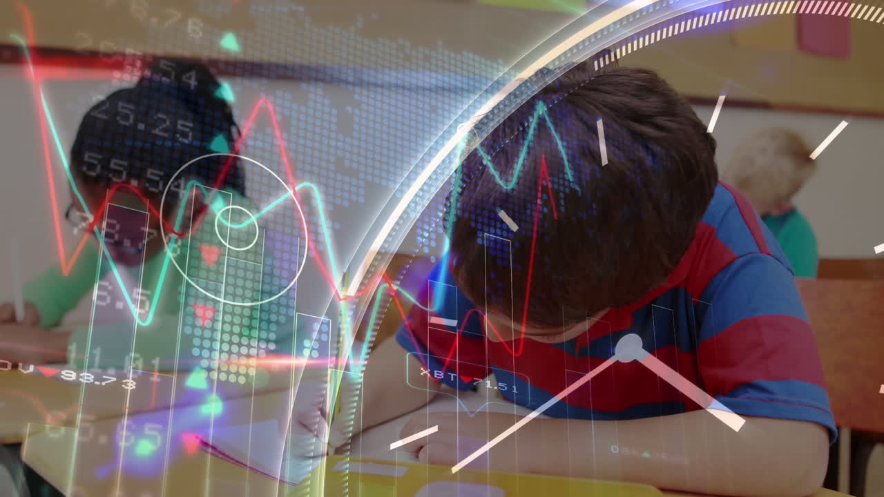 animación de reloj y procesamiento de datos contra un niño caucásico sonriente estudiando en la escuela