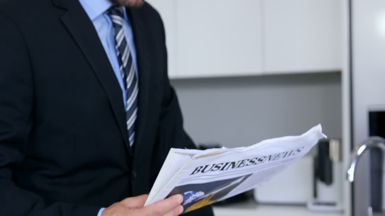 Empresário Lendo Notícias