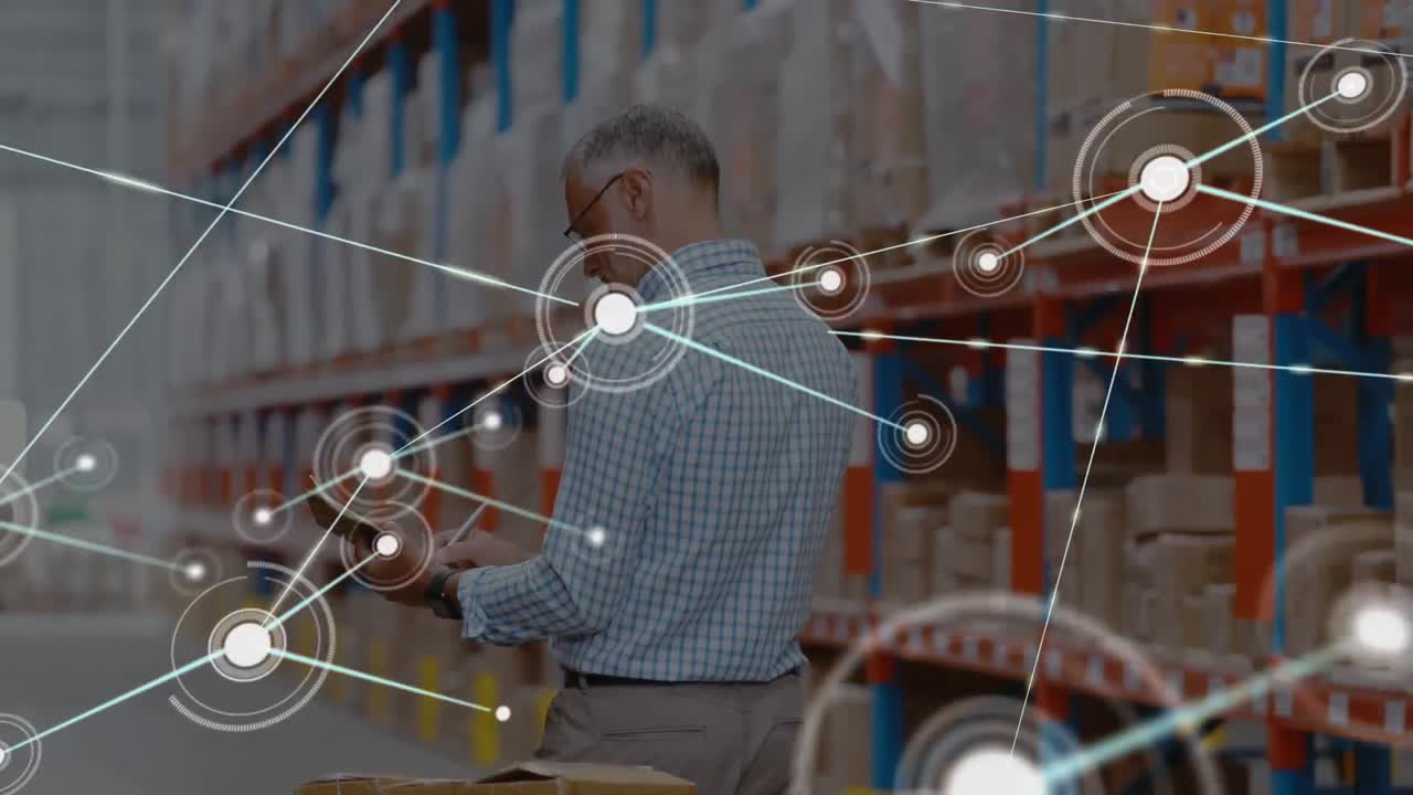 red de conexiones contra el supervisor masculino sénior con clipboard comprobando el stock en el almacén