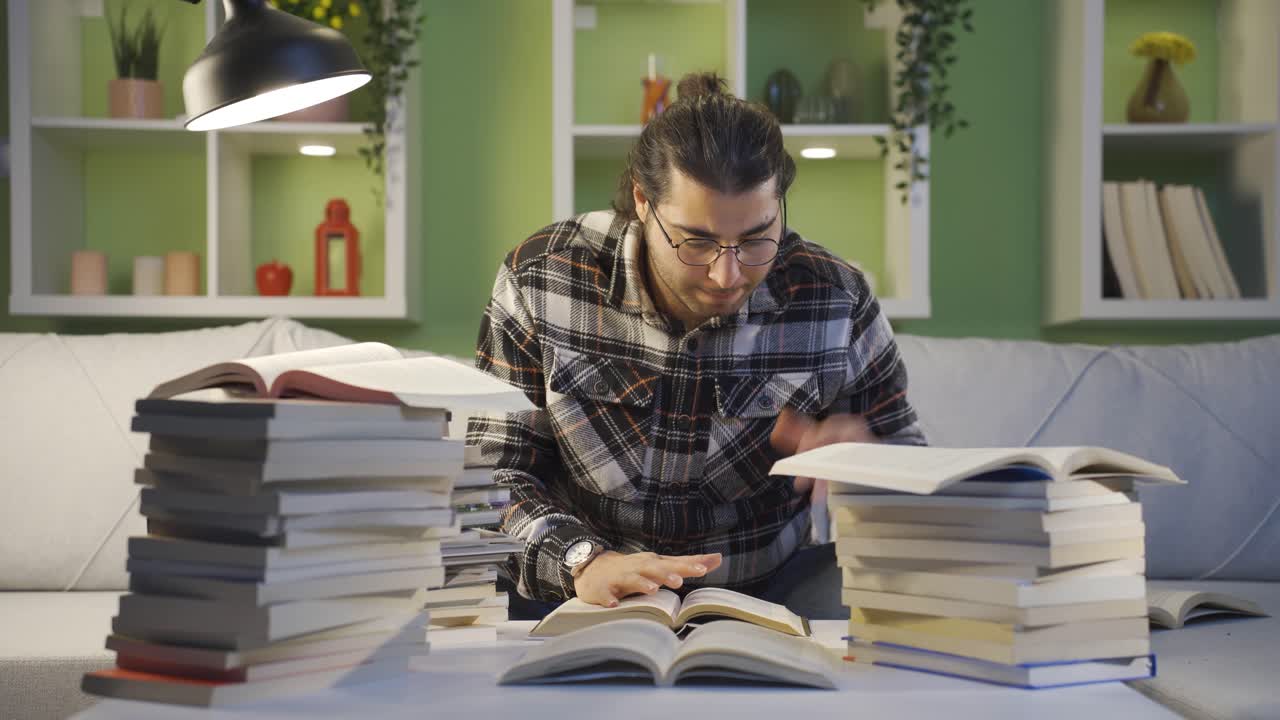 un joven universitario abrumado y cansado.