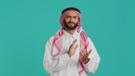 arab person making applause sign